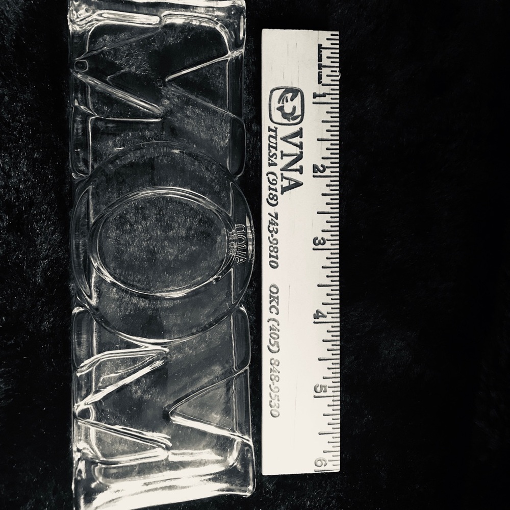 Vintage 1983 Avon “MOM” Glass Paperweight - Picture 3 of 10